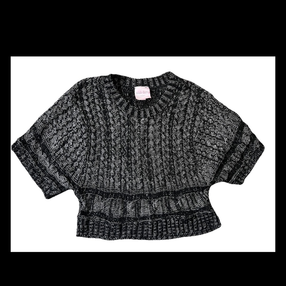 Romeo and Juliet Couture Short Waisted sweater Size Medium Short Sleeve
